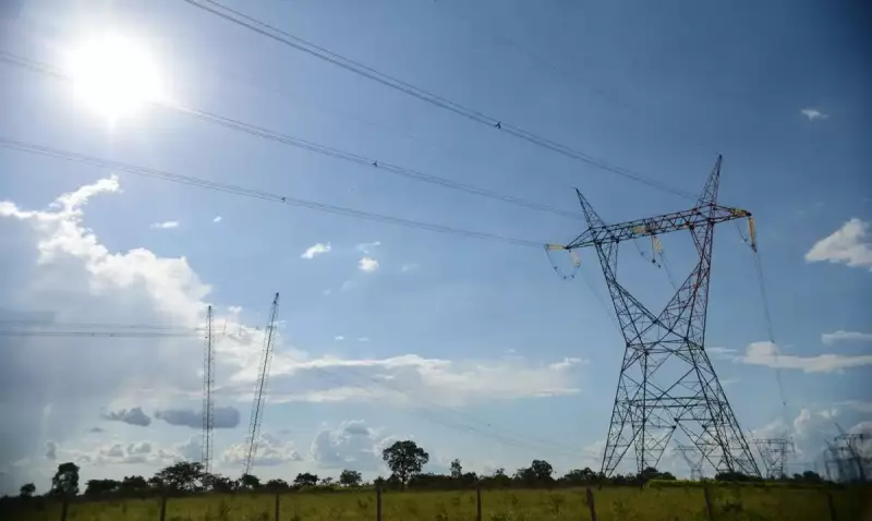 Aneel mantém bandeira vermelha na conta de luz em julho: saiba como economizar
