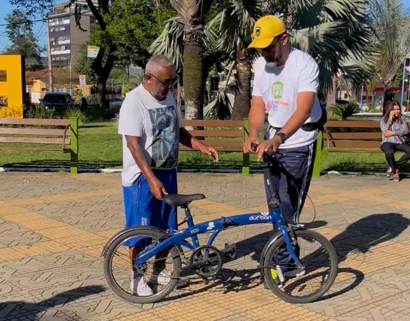 Aos 74 anos, idoso inspira ao aprender a andar de bicicleta em projeto voluntário em Volta Redonda