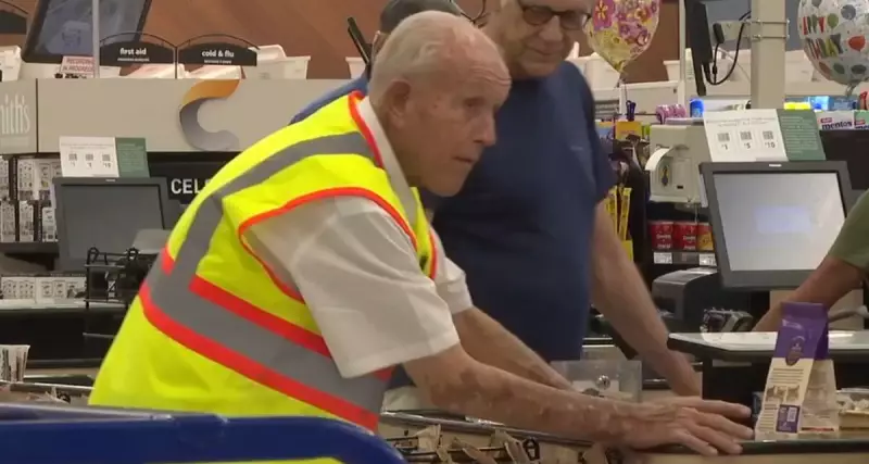 Aos 80 anos, arquiteto aposentado vira empacotador para pagar tratamento da esposa