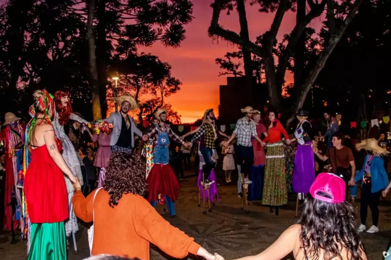 Arraiá nas Alturas: Trupe de Curitiba Leva Festa Junina para as Pernas de Pau