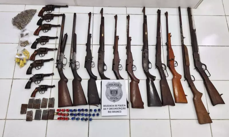 Arsenal abandonado é encontrado em prédio em reforma no Recife: Polícia investiga origem