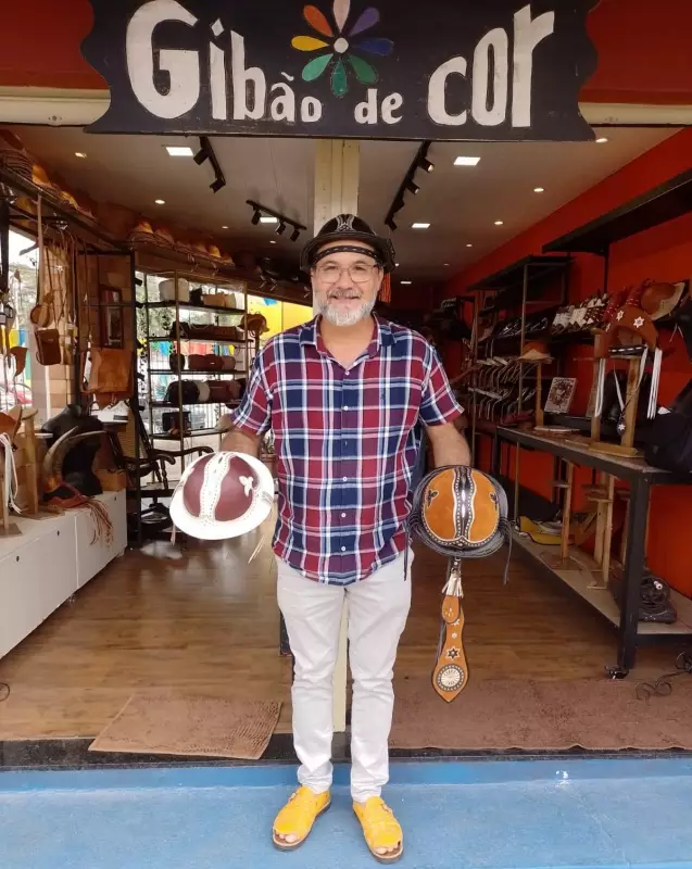Artesão paraibano celebra reconhecimento após Xand Avião usar seu gibão no São João de Campina Grande