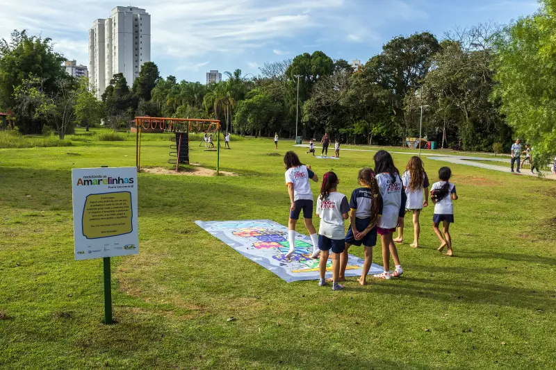 Artista plástico transforma parques de Mogi das Cruzes com amarelinhas interativas e exposição encantadora