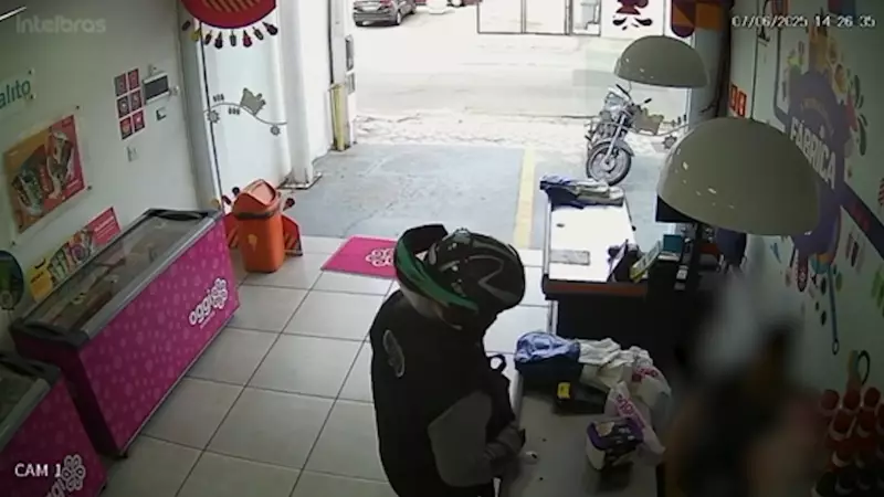 Assaltante engana funcionários e rouba sorveteria em Caçapava, SP; veja o vídeo