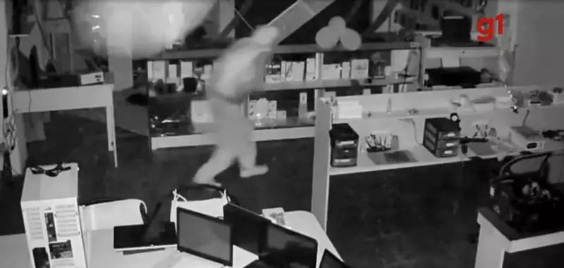 Assaltante invade loja de assistência técnica em São José e foge com mercadorias — veja o vídeo