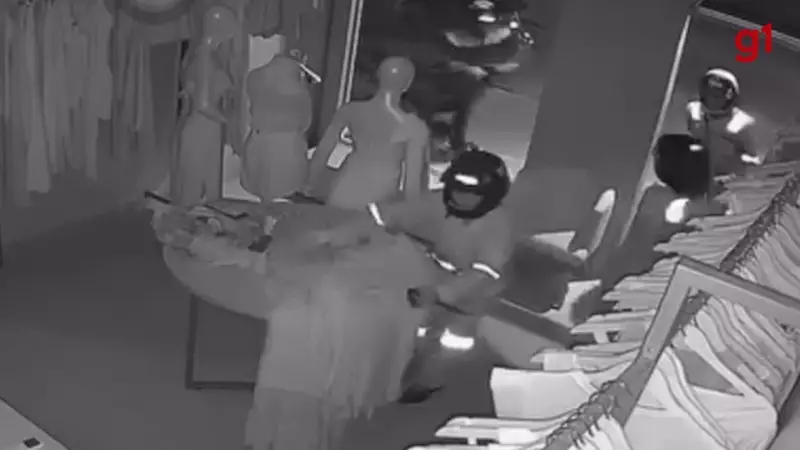 Assaltantes arrombam loja e furtam roupas em Porto Velho; veja o vídeo