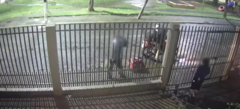 Assalto a motoboy é filmado durante entrega em Foz do Iguaçu; veja o vídeo chocante