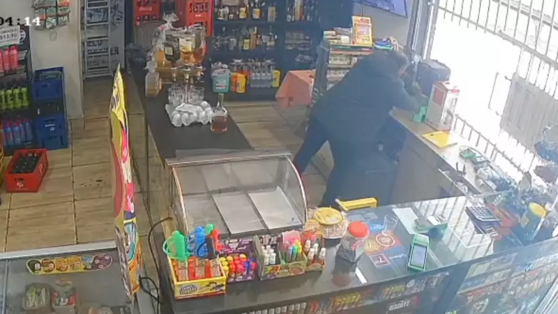 Assista: Criminosos enganam comerciante com problema falso no banheiro para furtar depósito de bebidas em Uberlândia