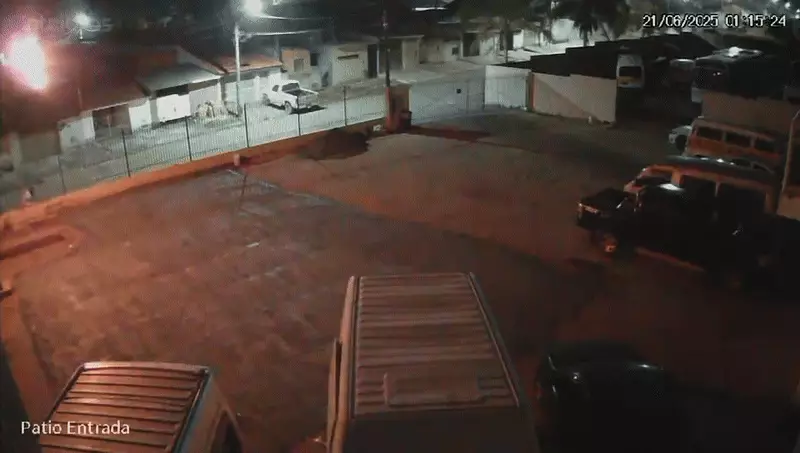 Ataque com coquetéis molotov em empresa de Itapeva: guardas pulam grade para conter chamas