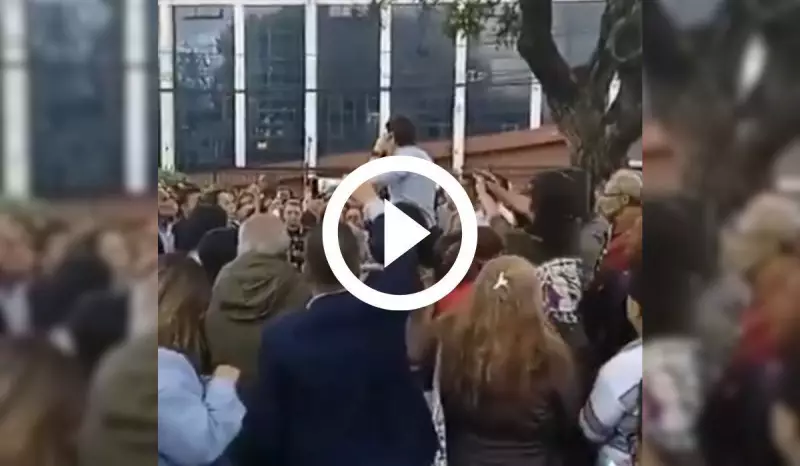 Atentado chocante: homem saca arma e atira na cabeça de Uribe, pré-candidato à presidência da Colômbia