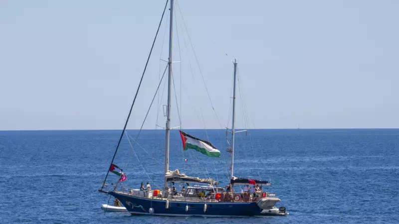 Ativista brasileiro desafia bloqueio a Gaza e chega a Israel em barco