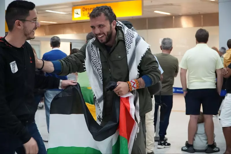 Ativista brasileiro detido por Israel chega a São Paulo após polêmica internacional