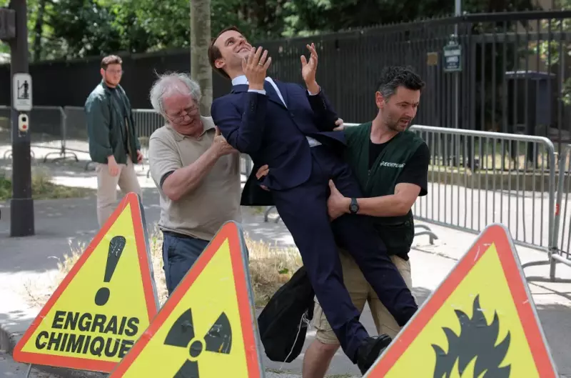 Ativistas roubam estátua de cera de Macron em protesto contra Rússia em Paris