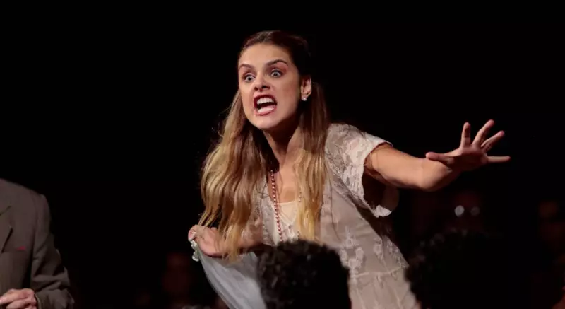 Atriz revela os desafios de interpretar Catarina em 'O Cravo e a Rosa' no teatro: 'Presente na carreira'