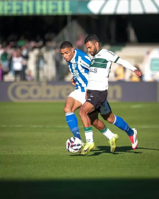 Avaí sofre revés contra o Coritiba com falha do goleiro, mas revela talento da base