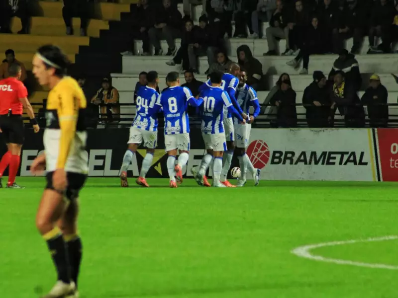 Avaí vence Criciúma e retorna ao G4 do Campeonato Brasileiro em jogo marcado por emoção