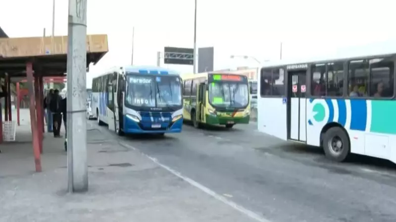 Avenida Brasil é reaberta após operação policial no Complexo de Israel no Rio