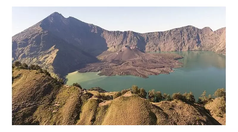 Aventura extrema na Indonésia: brasileira cai em vulcão considerado um dos mais difíceis do mundo