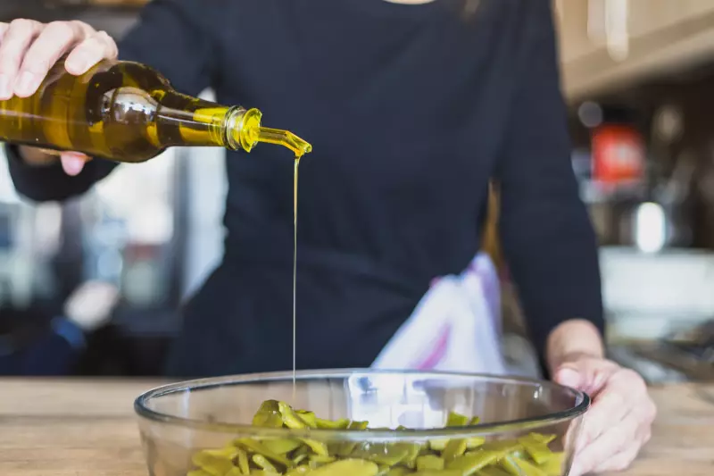 Azeite falsificado: como identificar e evitar riscos à saúde em restaurantes e mercados