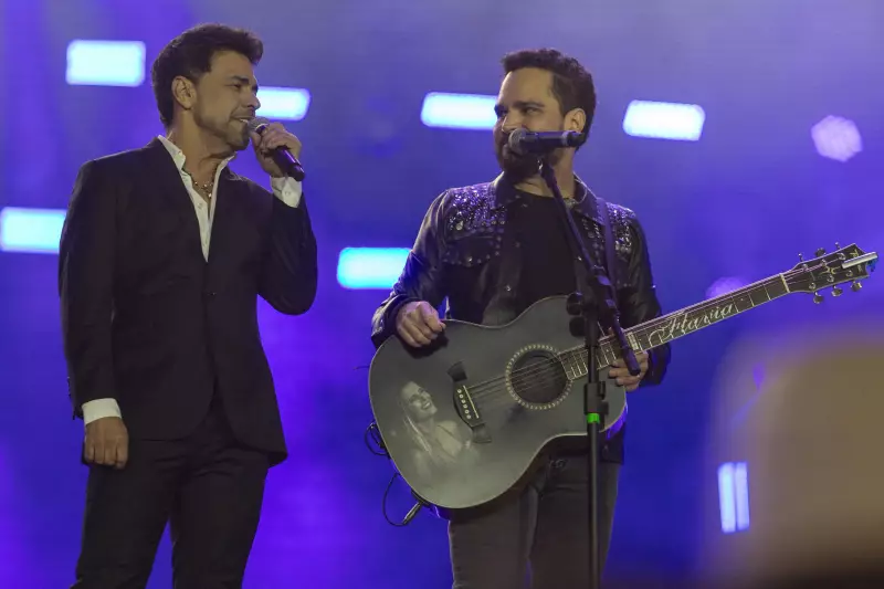 Baixista cai durante show de Zezé Di Camargo & Luciano e dupla brinca: 'Agora vi que é importante mesmo!'