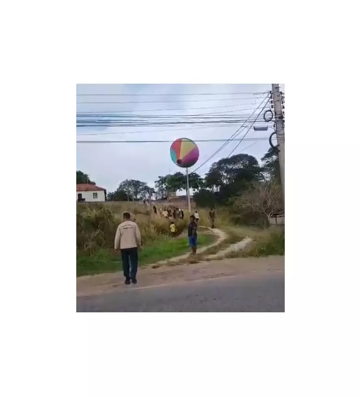 Balões gigantes de 20 metros são resgatados por guarda-parques em área residencial de Araruama