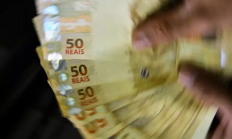 Banco é condenado a pagar R$ 3 mil e devolver dinheiro retido de cliente após encerramento de conta