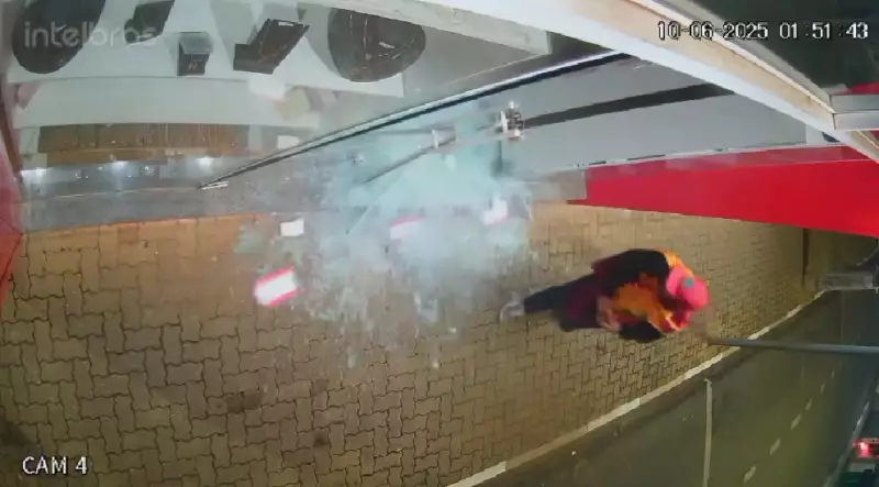 Bandidos arrombam ótica em Cesário Lange: veja o vídeo do crime