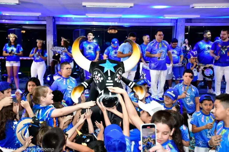 Bar do Boizinho celebra 26 anos com 370 mini itens apaixonados pelo Caprichoso em Manaus