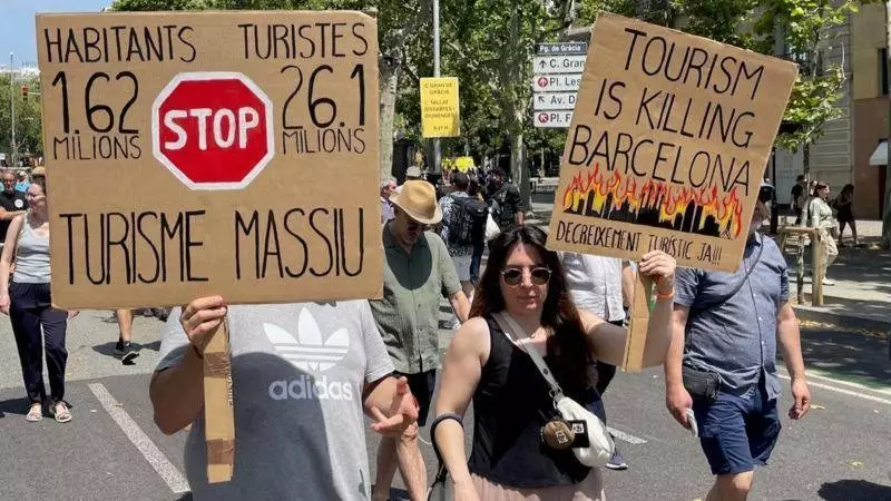 Barcelona em crise: Moradores protestam contra excesso de turistas e aluguéis de curta duração