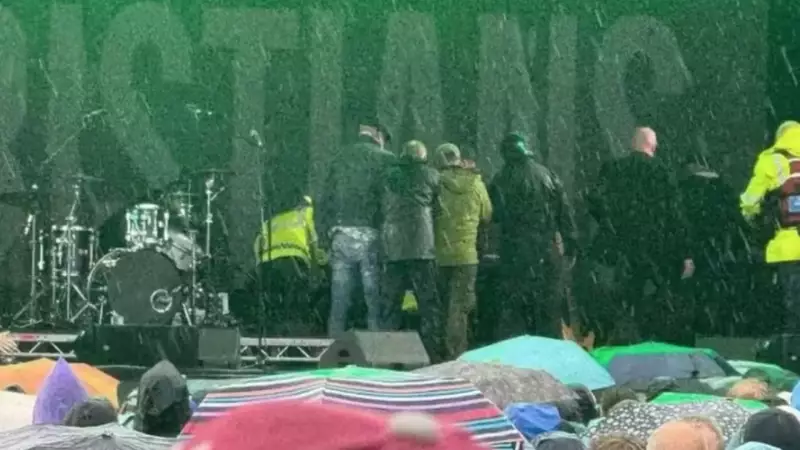 Baterista sofre infarto durante show e é ressuscitado 4 vezes no palco — veja o vídeo chocante!