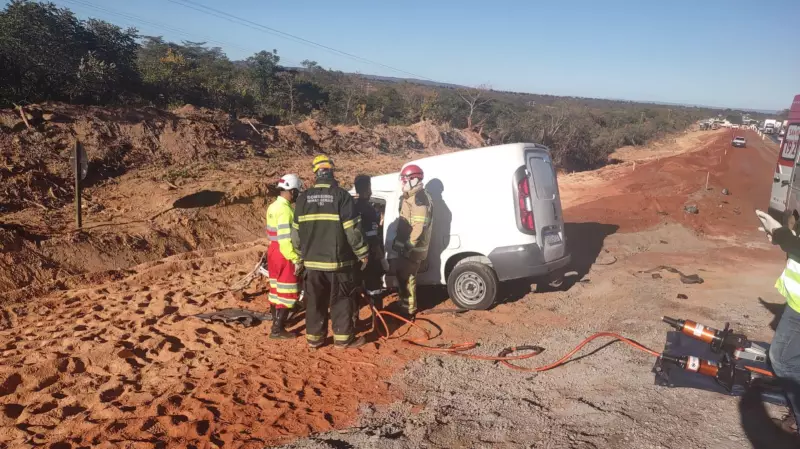 Batida entre carro e caminhão deixa motorista preso às ferragens na BR-135 em Minas Gerais