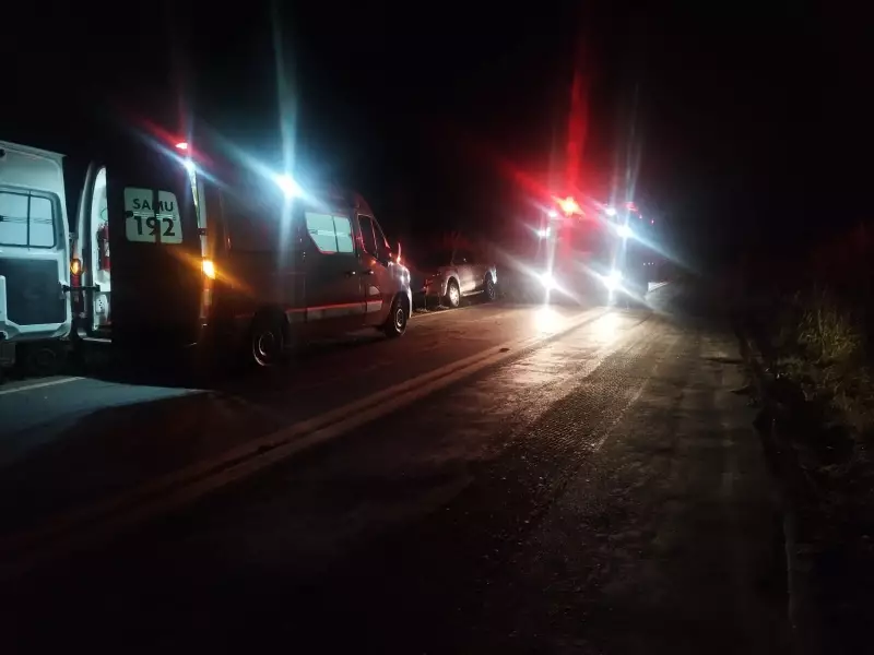 Batida entre carro e caminhão na LMG-628 deixa dois homens feridos em Minas Gerais