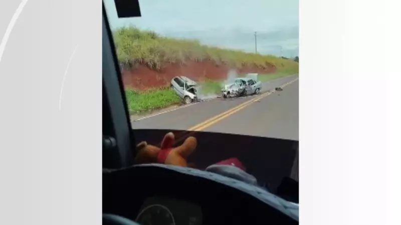 Batida entre carros deixa feridos na PR-317, no Paraná: veja detalhes