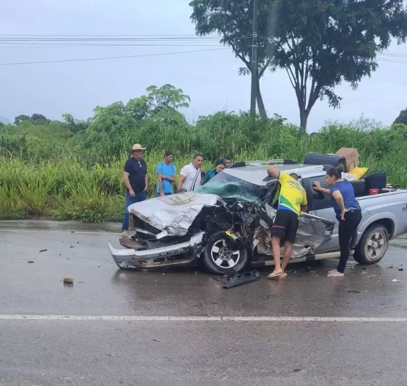 Batida frontal entre caminhonete e carreta deixa duas pessoas feridas em Mucajaí, RR
