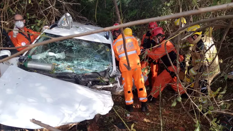 Batida frontal entre carros deixa um morto e dois feridos na MG-122: veja detalhes