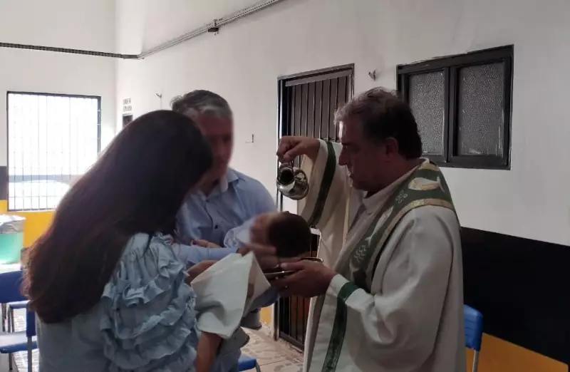 Bebê é batizado dentro de prisão ao lado do pai preso em Mato Grosso do Sul