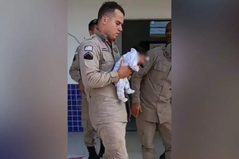 Bebê é salvo por policiais após se engasgar durante amamentação em Porto Seguro