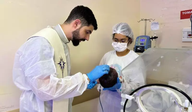 Bebê internado na UTIN recebe batismo emocionante em hospital na Serra