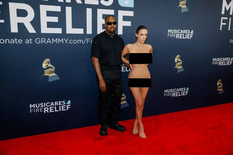 Bianca Censori, esposa de Kanye West, choca ao usar biquíni comestível em evento público