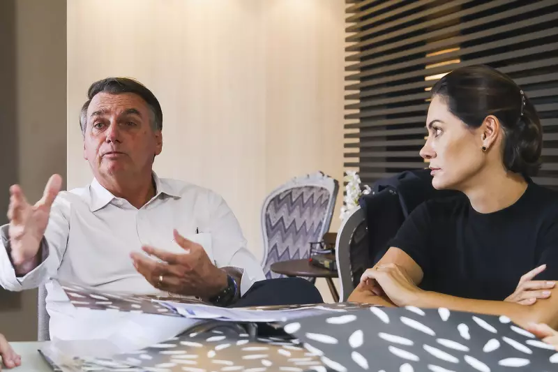 Bolsonaro afirma que Michelle não é bolsonarista e tem liberdade para decidir futuro político
