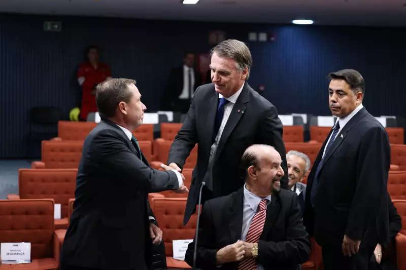 Bolsonaro e Cid apertam as mãos antes do julgamento do golpe no STF: tensão e expectativa