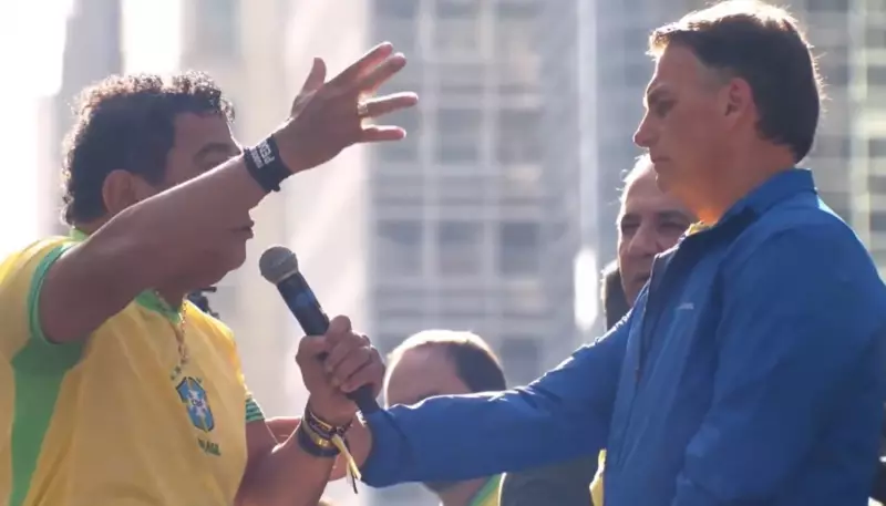 Bolsonaro tenta impedir senador de criticar Moraes em ato na Avenida Paulista
