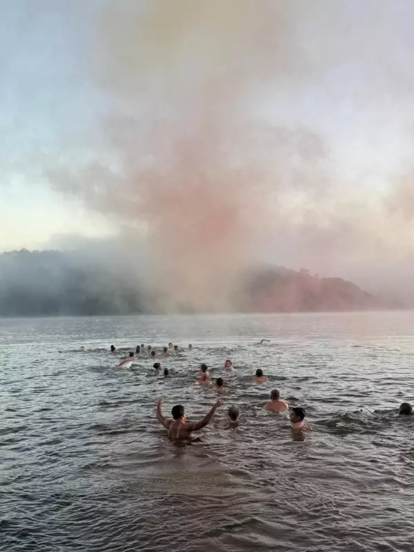 Bombeiros enfrentam frio de rachar em treino radical em Juiz de Fora: nado em represa a 10°C