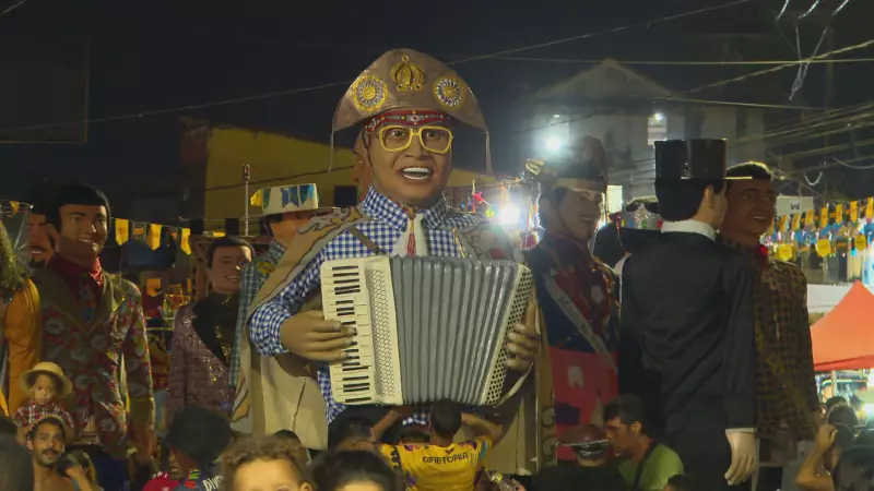 Bonecos Gigantes de Olinda se transformam em matutos em cortejo emocionante no São João 2025