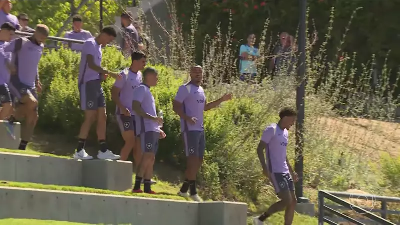 Botafoguenses mostram bom humor e otimismo antes de enfrentar o PSG em Los Angeles