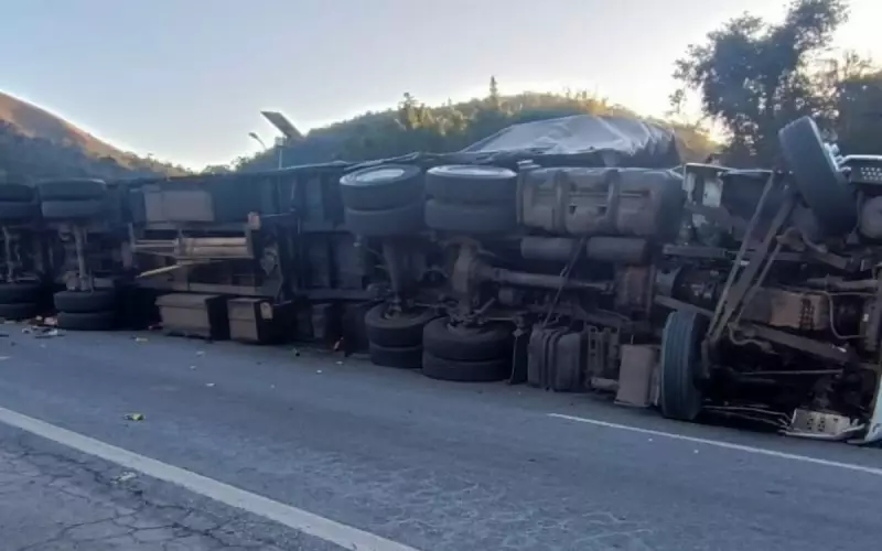 BR-040 segue em meia pista após carreta tombar e esmagar carro em Pedro do Rio | Veículos já foram retirados