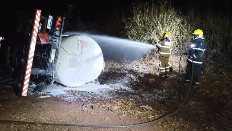BR-153: Tráfego é liberado após mais de 20 horas de bloqueio devido a tombamento de caminhão-tanque