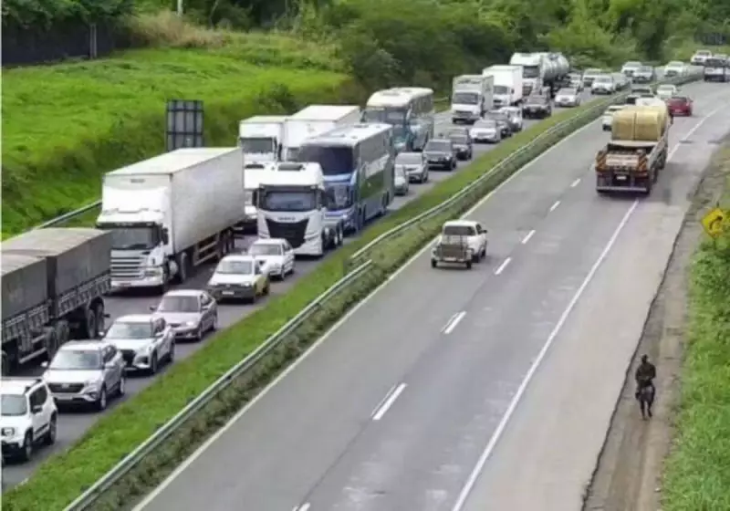BR-324 em Salvador registra trânsito intenso no feriadão prolongado