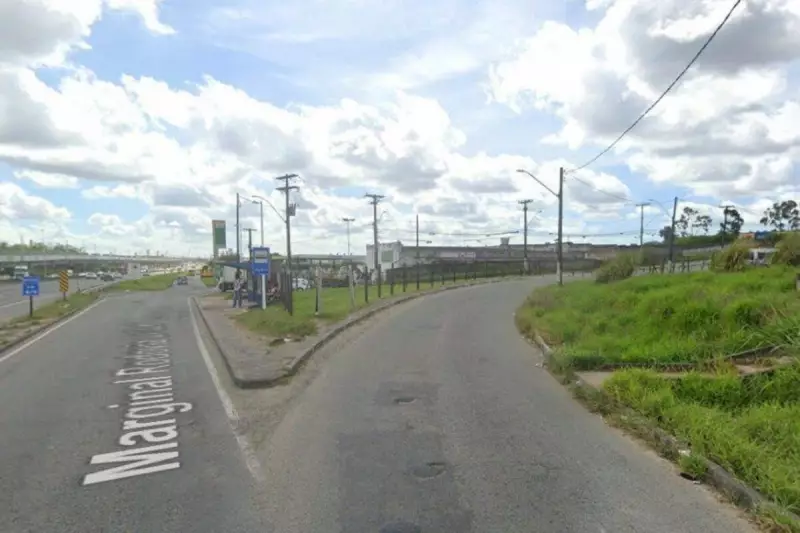 BR-324 volta ao normal após retirada de contêiner tombado que interditou via