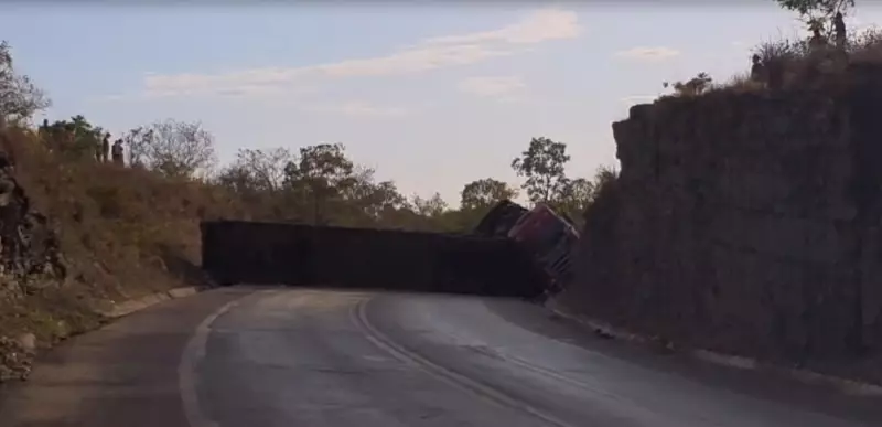 BR-365 interditada após grave acidente entre caminhões boiadeiros em Várzea da Palma